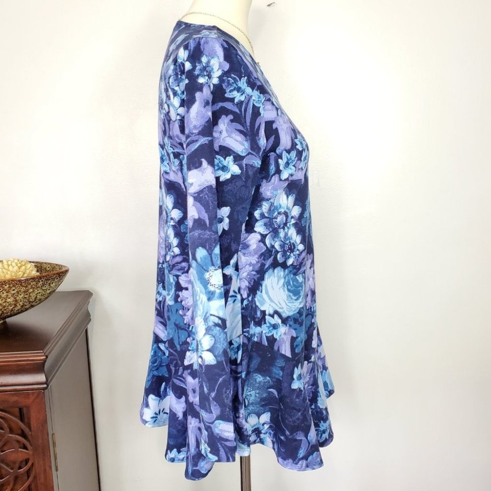 Isaac Mizrahi Blue Purple Floral Top Asymmetrical Hem NWOT Size S - Picture 5 of 8